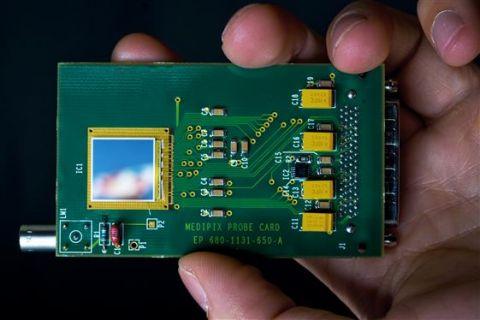 Figure 1: A picture and schematic diagram of the high-sensitivity, low-noise Medipix2 chip.